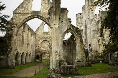 Abbaye de jumieges nef et collateral gothique routes touristiques de seine maritime guide touristique de la haute normandie