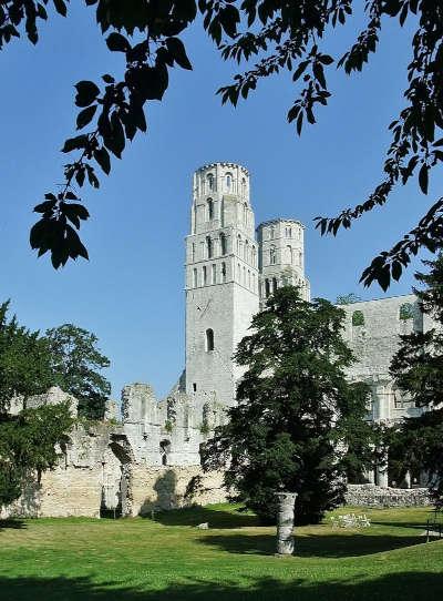 Abbaye de jumieges tours romanes celliers romans et gothiques routes touristiques de seine maritime guide touristique de la haute normandie