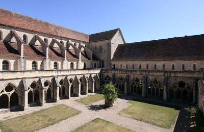 Abbaye de noirlac l eglise et le dortoir routes touristiques dans le cher guide du tourisme centre val de loire