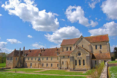 Abbaye de noirlac routes touristiques dans le cher guide du tourisme centre val de loire