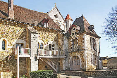 Abbaye de pontigny batiment des convers xviie siecle routes touristiques dans l yonne guide du tourisme en bourgogne