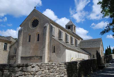 Abbaye de senanque facade principale routes touristiques du vaucluse guide du tourisme de provence alpes cote d azur