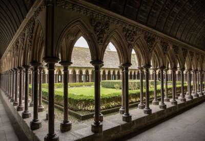 Abbaye du mont saint michel le cloitre routes touristiques de la manche guide touristique de normandie