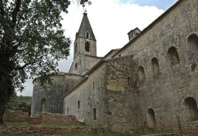 Abbaye du thoronet abbatiale cote nord routes touristiques du var guide touristique de la provence alpes cote d azur