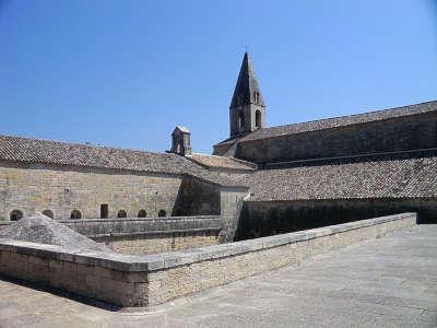 Abbaye du thoronet l abbaye vue depuis la terrasse surplombant le cloitre routes touristiques du var guide touristique de la provence alpes cote d azur