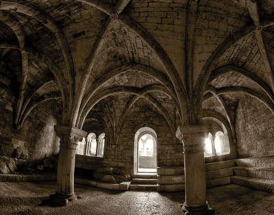 Abbaye du thoronet salle capitulaire donnant sur la galerie est du cloitre routes touristiques du var guide touristique de la provence alpes cote d azur