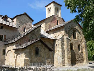 Abbaye notre dame de boscodon les routes touristiques des hautes alpes guide du tourisme de provence alpes cote d azyr