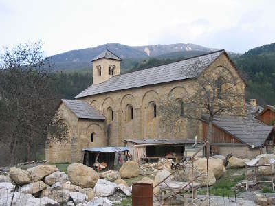 Abbaye notre dame de boscodon routes touristiques des hautes alpes guide du tourisme de provence alpes cote d azyr