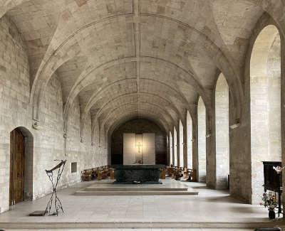 Abbaye notre dame du bec hellouin interieur de l eglise abbatiale dans l ancien refectoire routes touristiques d e l eure guide touristique de la haute normandie