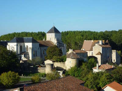 Abbaye saint junien nouaille maupertuis route des abbayes et monuments du haut poitou guide du tourisme de la vienne
