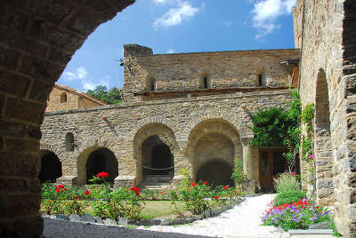 Abbaye saint martin du canigou le cloitre routes touristiques des pyrenees orientale guide du tourisme occidanie