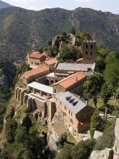 Abbaye saint martin du canigou routes touristiques des pyrenees orientale guide du tourisme occidanie