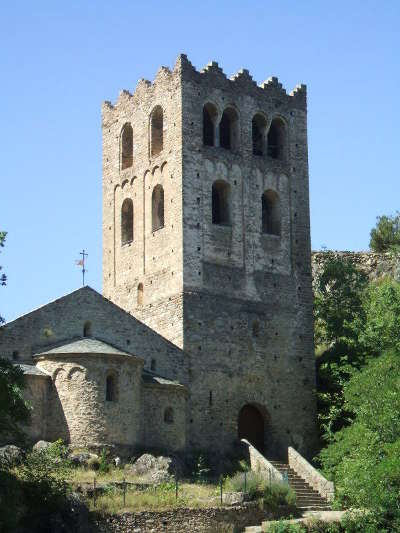 Abbaye saint martin du canigou tour porche et chevet routes touristiques des pyrenees orientale guide du tourisme occidanie