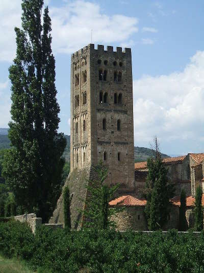 Abbaye saint michel de cuxa clocher sud routes touristiques des pyrenees orientale guide du tourisme occidanie