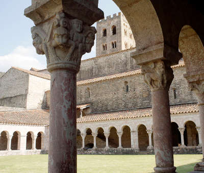 Abbaye saint michel de cuxa le cloitre depuis les vergers routes touristiques des pyrenees orientale guide du tourisme occidanie