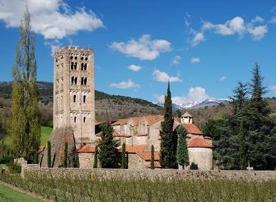 Abbaye saint michel de cuxa vue de l abbaye depuis les vergers routes touristiques des pyrenees orientale guide du tourisme occidanie