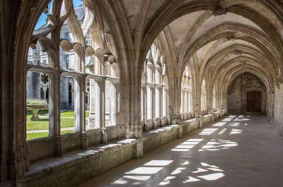 Abbaye saint wandrille le cloitre routes touristiques de seine maritime guide touristique de la haute normandie
