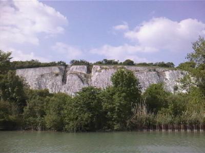 Affleurement de craie, au sud de la Montagne de Reims, entre Mareuil-sur-Ay et Bisseuil.Parc naturel régional de la Montagne de Reims Guide du tourisme de la Marne