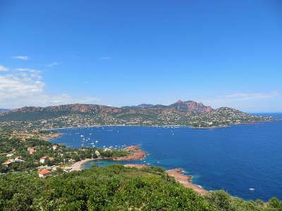 Agay sur sa rade au pied du rastel routes touristiques du var guide du tourisme de la provence alpes cote d azur