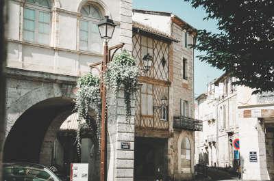 Agen maisons a colombages arcades routes touristiques du lot et garonne guide du tourisme d aquitaine