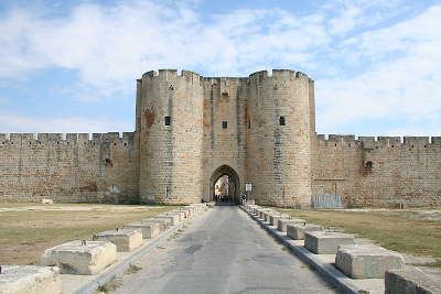 Aigues mortes remparts routes touristiques du gard guide du tourisme du languedoc roussillon