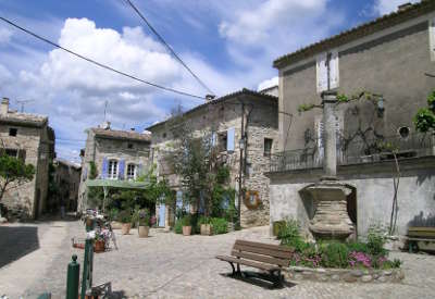 Aigueze l un des plus beaux villages routes touristiques du gard guide touristique du languedoc roussillon