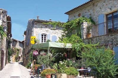 Aigueze place plus beaux villages routes touristiques du gard guide touristique du languedoc roussillon