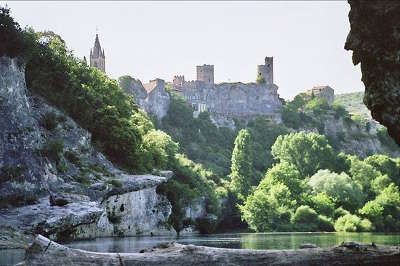 Aigueze vue de l ardeche plus beaux villages routes touristiques du gard guide touristique du languedoc roussillon