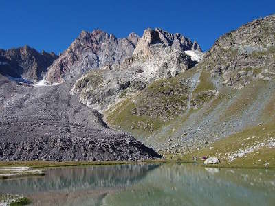 Aiguille de chambeyron face nord de l aiguille avec le lac et le glacier du marinet routes touristique des alpes de haute provence guide du tourisme provence alpes cote d azur