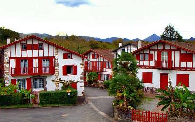 Ainhoa plus beaux villages de france routes touristiques des pyrenees atlantiques guide du tourisme nouvelle aquitaine