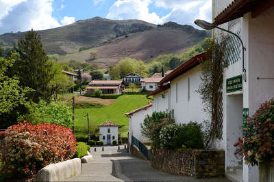 Ainhoa route des cols des pyrenees guide du tourisme des pyrenees atlantiques aquitaine