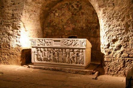 Aire sur l adour le sarcophage de sainte quitterie route touristique des landes guide touristique de l aquitaine
