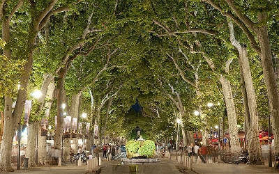 Aix en provence ville d art et d histoire court mirabeau routes touristiques des bouches du rhone guide du tourisme de paca