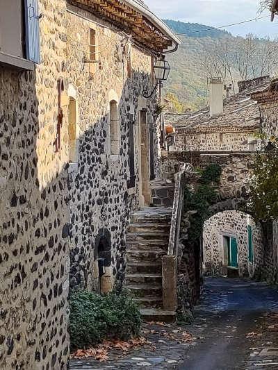 Alba la romaine village de caractere ruelle medievale routes touristiques de l ardeche guide du tourisme rhone alpes