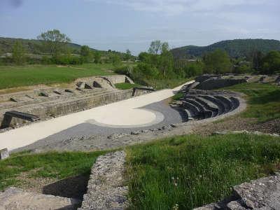 Alba la romaine village de caractere site archeologique le theatre routes touristiques de l ardeche guide du tourisme rhone alpes