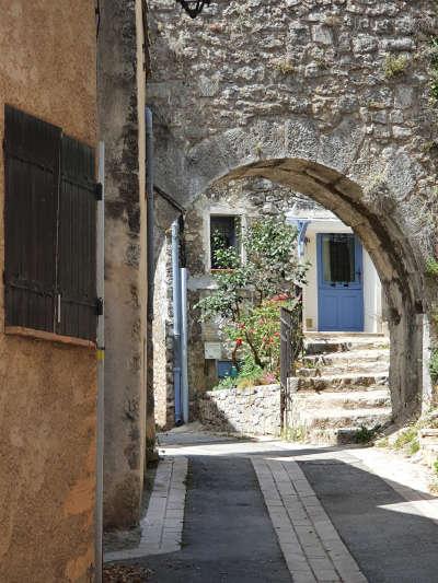 Ampus cite de caractere passage voutee routes touristiques du var guide touristique de la provence alpes cote d azur