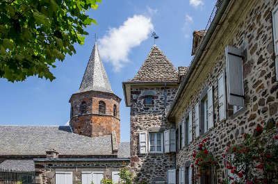 Anglards de salers l eglise route des eglises romane dans le cantal routes touristiques du cantal guide touristique auvergne