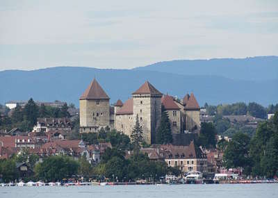 Annecy ville d art et d histoire le chateau vu du lac routes touristiques de haute savoie guide du tourisme de rhone alpes