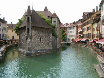 Annecy ville d art et d histoire le palais de l isle routes touristiques de haute savoie guide du tourisme de rhone alpes