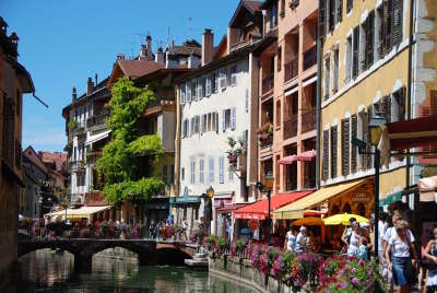 Annecy ville d art et d histoire rue le long du canal routes touristiques de haute savoie guide du tourisme de rhone alpes