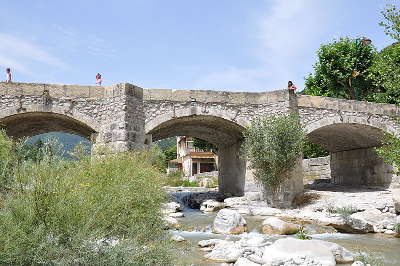 Annot villages et cite de caractere pont sur la vaire routes touristique des alpes de haute provence guide du tourisme provence alpes cote d azur