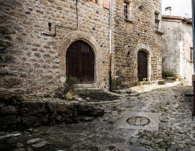 Antraigues village de caractere calade routes touristiques de l ardeche guide du tourisme rhone alpes