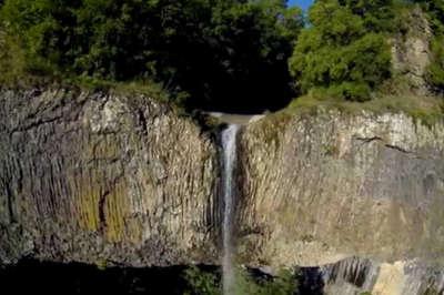 Antraigues village de caractere cascade de la chaise du diable routes touristiques de l ardeche guide du tourisme rhone alpes