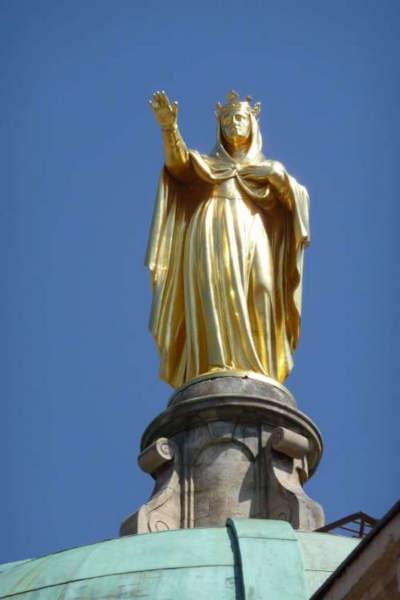 Apt cathedrale sainte anne statue sur le dome de la chapelle royale routes touristiques du vaucluse guide touristique de provence alpes cote d azur