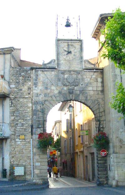 Apt porte de saignon routes touristiques du vaucluse guide touristique de provence alpes cote d azur