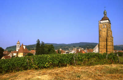 Arbois petite cite comtoise de caractere l eglise saint just au milieu des vignes routes touristiques du jura guide touristique de franche comte