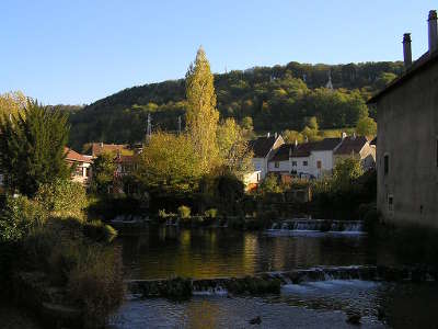 Arbois petite cite comtoise de caractere la cuisance routes touristiques du jura guide touristique de franche comte