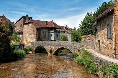 Arbois petite cite comtoise de caractere pont des capucins routes touristiques du jura guide touristique de franche comte