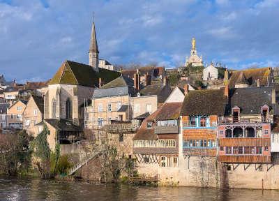 Argenton sur creuse chapelle saint benoit et au fond la chapelle de la bonne dame road trip dans l indre guide du tourisme centre val de loire