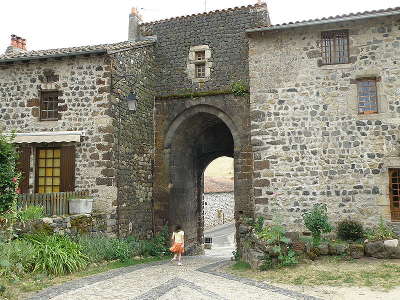 Arlempdes la poterne face nord plus beaux villages de france routes touristiques de haute loire guide touristique auvergne